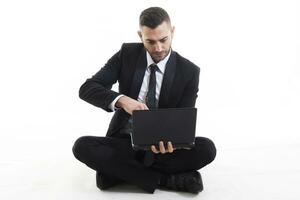 portrait de Jeune homme d'affaire avec portable isolé sur blanc Contexte photo