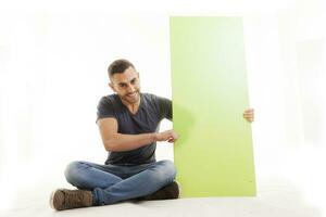 portrait de Jeune homme montrant signe isolé sur blanc photo