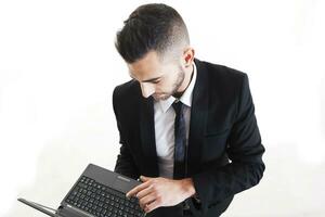 portrait de Jeune homme d'affaire avec portable isolé sur blanc Contexte photo