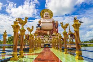 Architecture colorée et statues au temple wat plai laem sur l'île de koh samui, surat thani, thaïlande photo