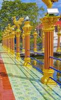 Architecture colorée et statues au temple wat plai laem sur l'île de koh samui, surat thani, thaïlande