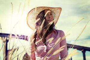 jolie Jeune femme sur bicyclette dans une pays route photo