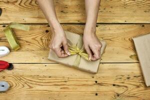 femme emballage une Noël cadeau photo