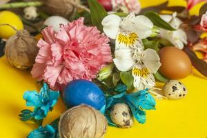 brillant printemps fleurs bouquet avec coloré Pâques des œufs photo