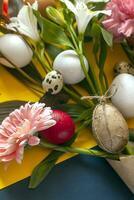 brillant printemps fleurs bouquet avec coloré Pâques des œufs photo