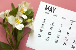 mai mensuel calendrier et printemps fleur photo
