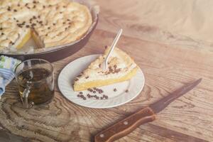 fraîchement cuit gâteau sur le table photo