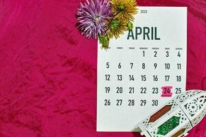 avril mensuel calendrier sur rouge photo