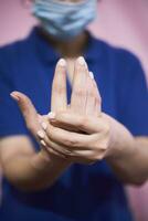 femme avec douleur à la main. carpien tunnel syndrome photo