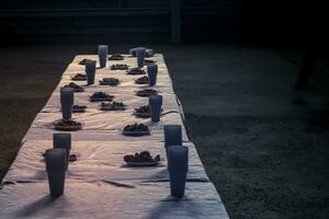 collations pour en buvant bière. table servi avec Plastique tasses et boules de appétissant Croûtons. photo