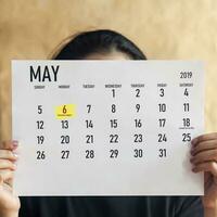 femme en portant mensuel calendrier de peut. 6e mai 2019 marqué comme Ramadan début journée photo
