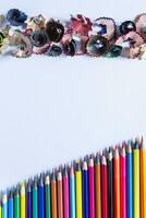 coloré des crayons et poubelle sur blanc papier photo