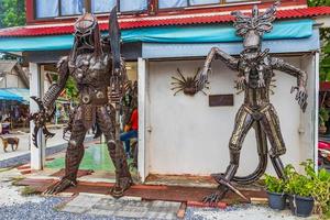 robots samui faits de pièces métalliques sur koh samui, thaïlande, 2018 photo