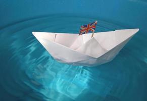 navire en papier avec drapeau britannique