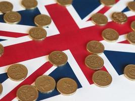 pièces de monnaie livre, royaume-uni sur drapeau photo