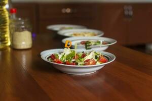 nombreuses salades avec des légumes et légumes verts. en bonne santé nourriture concept. mixte des légumes photo