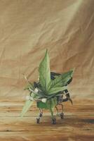 cannabis feuilles dans le achats Chariot. drogue achats, marihuana légalisation, drogue affaires concept photo