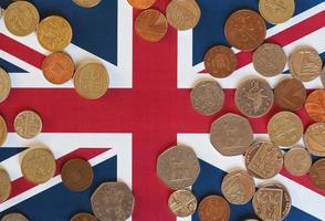 pièces de monnaie livre, royaume-uni sur drapeau photo