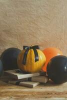 célébrer Halloween. Orange et noir citrouilles avec décoré cadeau boîte et air des ballons photo