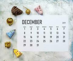 décembre 2019 calendrier décoré autour avec Noël jouets photo