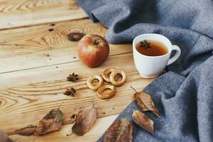 automnal ambiance. sucré biscuits et pommes. en buvant chaud thé dans du froid l'automne jours. du froid fin de semaine à maison. photo