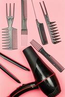 femelle coiffeur outils. différent les types de peignes et cheveux le fer photo