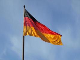 drapeau allemand sur ciel bleu photo
