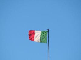 drapeau italien de l'italie sur le ciel bleu photo
