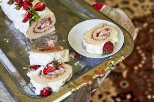 Coupe fraîchement cuit sucré fraise gâteau photo