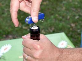 ouverture de bouteille de vin photo