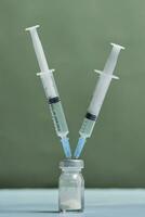 une covid-19 vaccin Fiole avec seringues photo