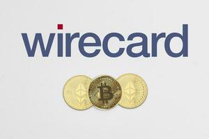 bitcoin et ethereum crypto-monnaie pièces de monnaie sur carte filaire logotype photo