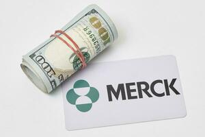 pile de nous dollars et Merck carte photo