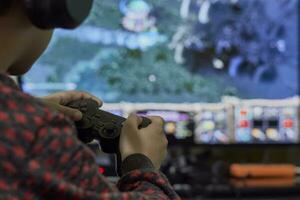 une écolier en jouant stratégie sur jeu console photo