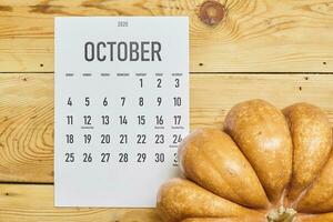 octobre 2020 mensuel calendrier avec citrouille sur bois photo