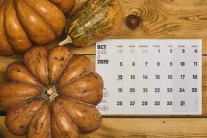 octobre 2020 mensuel calendrier avec citrouille sur bois photo