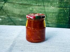 traditionnel hongrois fait maison lecho dans verre bocaux. conservé tomates et poivrons avec épices. photo