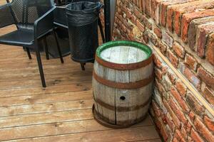 traditionnel en bois baril sur rue en plein air. du vin fabrication photo