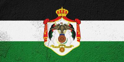 drapeau et manteau de bras de hashémite Royaume de Jordan sur une texturé Contexte. concept collage. photo