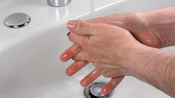 personne méconnaissable se lavant les mains photo