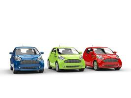 petit voitures dans une rangée - rouge, vert et bleu photo