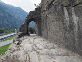 arche de la route romaine antique à donnas