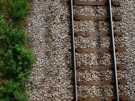 train des pistes et verdure - Haut vue coup photo