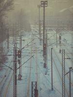 brumeux soir plus de vide train des pistes dans hiver temps photo