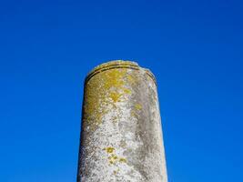 Haut de le ancien ruines colonne dans Grèce - bleu ciel Contexte photo