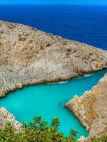 magnifique bleu stéphanou plage crique - homme plongée dans le l'eau photo