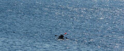 seul kayakistes sur une ouvert mer photo