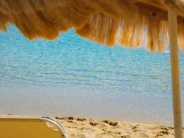 relaxant vue de le magnifique vide le sable plage - plage chaise et calme des eaux photo