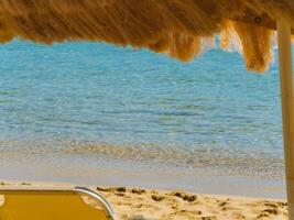 relaxant vue de le magnifique vide le sable plage - plage chaise et paille toit photo