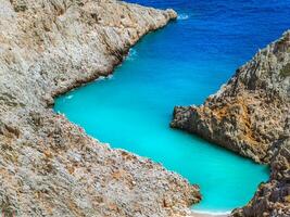 incroyable isolé plage dans entre zig - zag falaises - magnifique nuances de bleu mer - tropical paradis photo